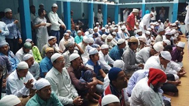 रमजान के पहले जुमे को नमाज अदा करने के लिए मस्जिदों में उमड़ी भीड़