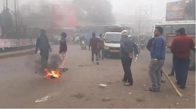 Muzaffarpur RJD activists set fire to street protesting at Zero Mile