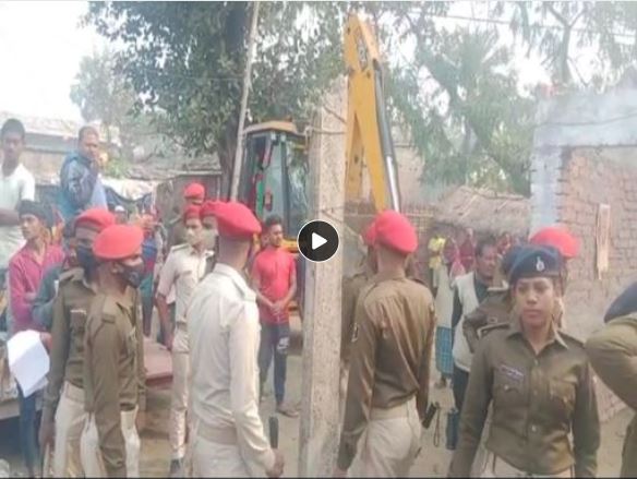 मुजफ्फरपुर में अतिक्रमणकारियों पर चला बुलडोजर:पोखर किनारे बने 11 घरों को तोड़ा गया, हाईकोर्ट के आदेश पर प्रशासन ने की कारवाई