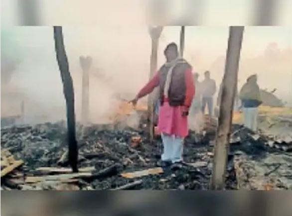 अगलगी: बिहारी गांव में आधी रात सात घरों में लगी आग, लाखों की संपत्ति राख