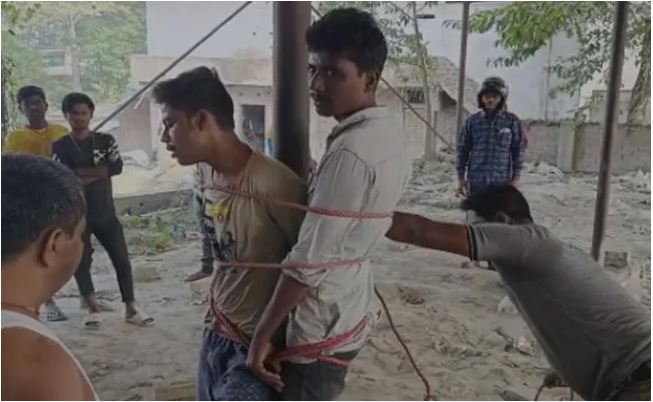 Bihar: मानवता हुई शर्मसार, लोहा चोरी के आरोप में 2 युवकों को भीड़ ने बिजली के खंभे से बांधकर बेरहमी से पीटा