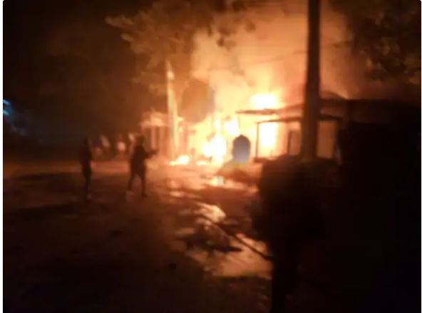 औराई प्रखंड मुख्यालय के सामने की घटना:मोबाइल दुकान से उठी आग में एक दर्जन दुकानें जलीं