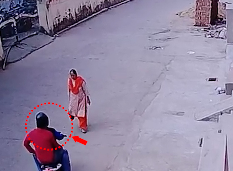 बिहार पुलिस का खौफ देखिए..थाने के सामने चेन स्नेचिंग,:मुजफ्फरपुर में बिना चेहरा छिपाए, दिनदहाड़े टीचर के गले से 2 सेकंड में झपटी चेन
