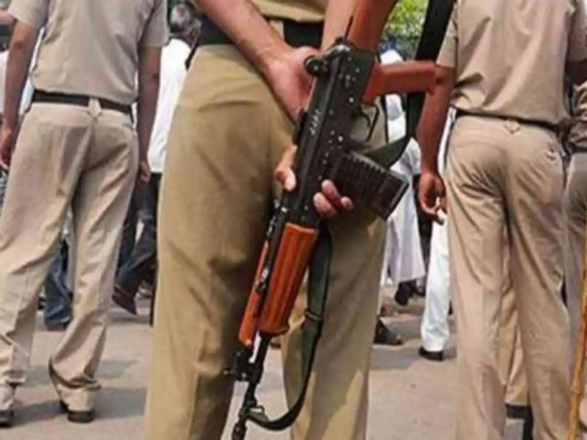 Attack on police Indiscriminate firing on raid team injured jawan referred to Patna 3 incidents of attack on police team in 2 days - पुलिस पर हमलाः छापामारी टीम पर अंधाधुंध फायरिंग,