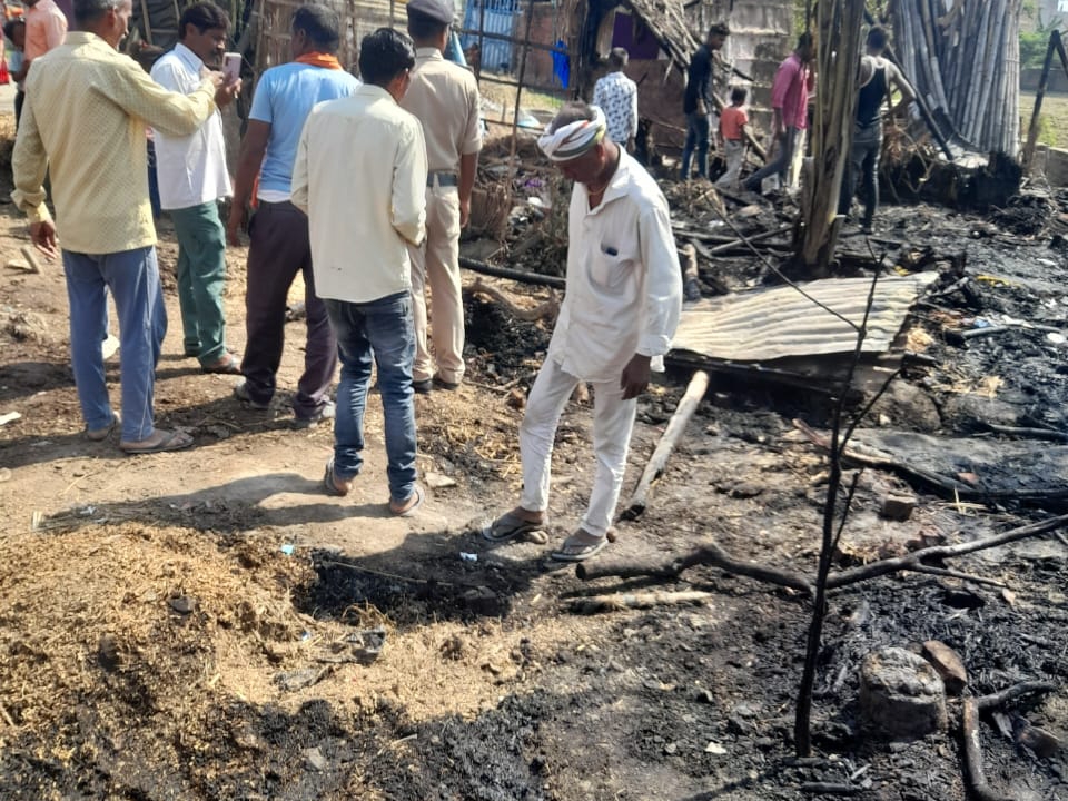 पटना में तीन घरों में लगी आग:हजारों की संपत्ति जलकर नष्ट, गैस सिलेंडर फटने से आग लगने की आशंका