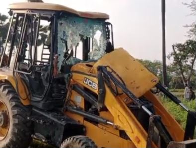 मुजफ्फरपुर में कब्र क्षतिग्रस्त होने पर बवाल:जेसीबी ड्राइवर की जमकर पिटाई, पुलिस को सौंपा गया; जेसीबी क्षतिग्रस्त