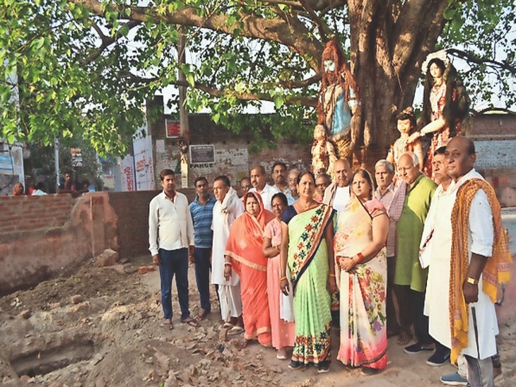 कमलदह पोखर पार्क का सौंदर्यीकरण:धार्मिक स्थल पीपल वृक्ष के पास शौचालय निर्माण, मोहल्लेवालों ने किया विरोध